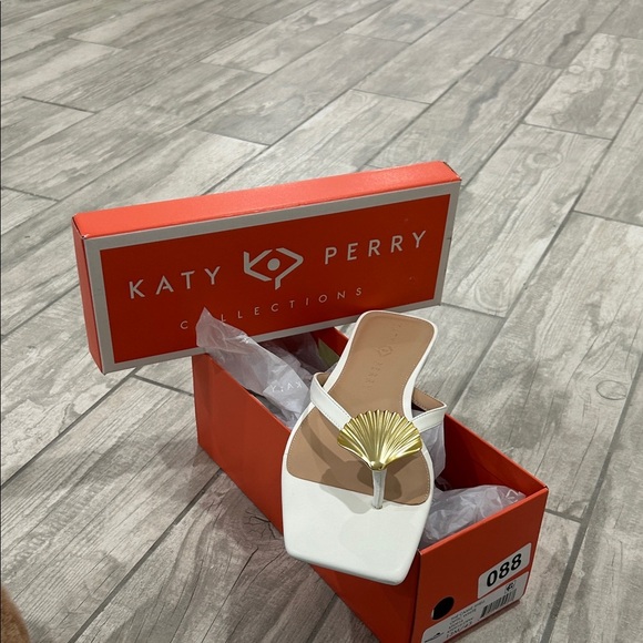 NWT-Katy Perry Collections The Camie Shell OpticWhite Sandals with Gold Shell - Picture 1 of 4